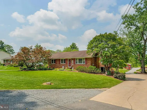 17447 Lakefield Rd, Round Hill, VA 20141