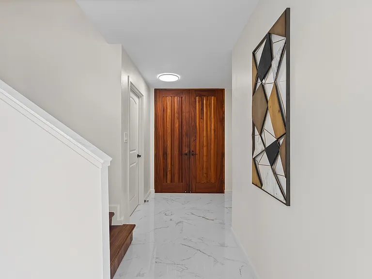 555 University Ave — Photo 16