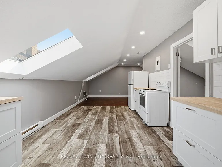 172 Albion St N #UPPER — Photo 8