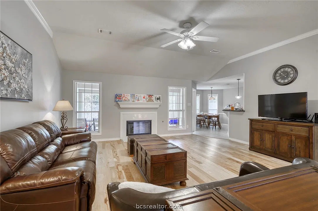 4 bed, 2049 sqft, $2,400 — Photo 4