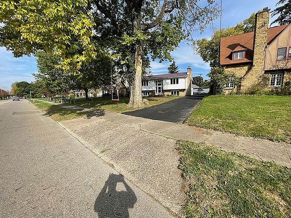 4th image of 526 Granville St
