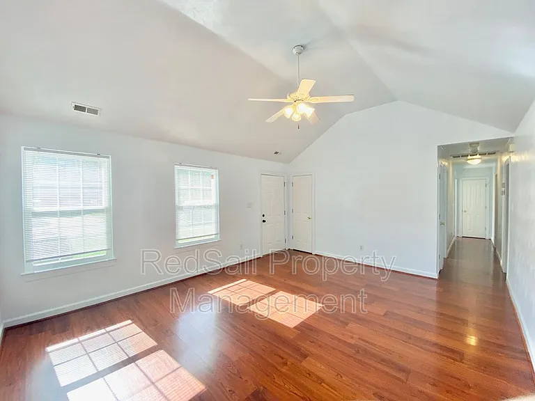500 Windward Dr — Photo 3