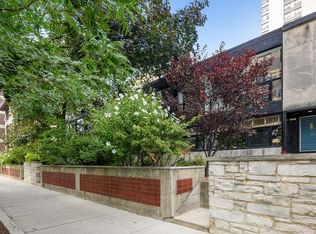 402 W Surf St, Chicago, IL 60657