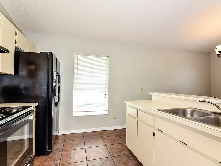 704 Sand Ridge Dr — Photo 6