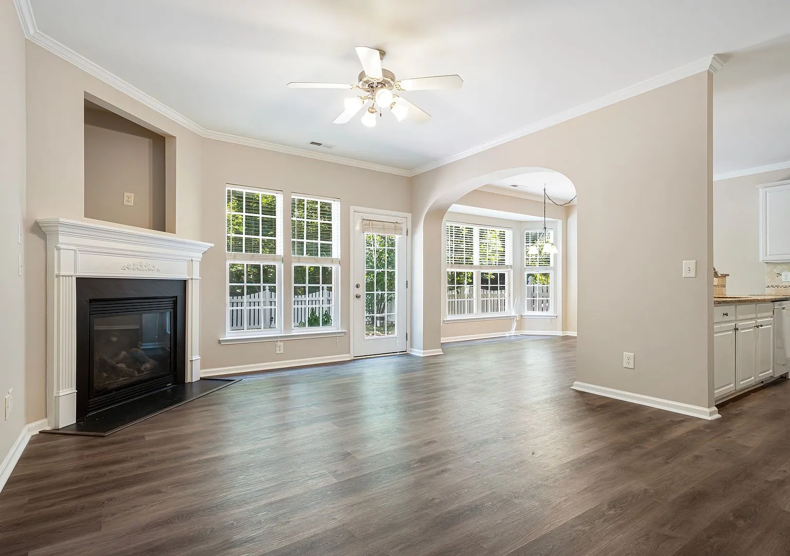 Inviting 3BR home with fenced yard, 2-car garage & great location! — Photo 2