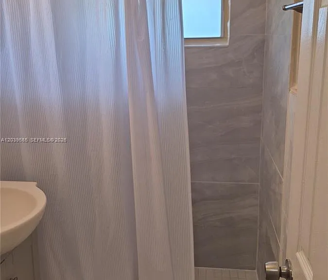 704 SE 21st St #4 — Photo 7