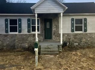 305 E Ironbanks Rd, Charleston, MO 63834