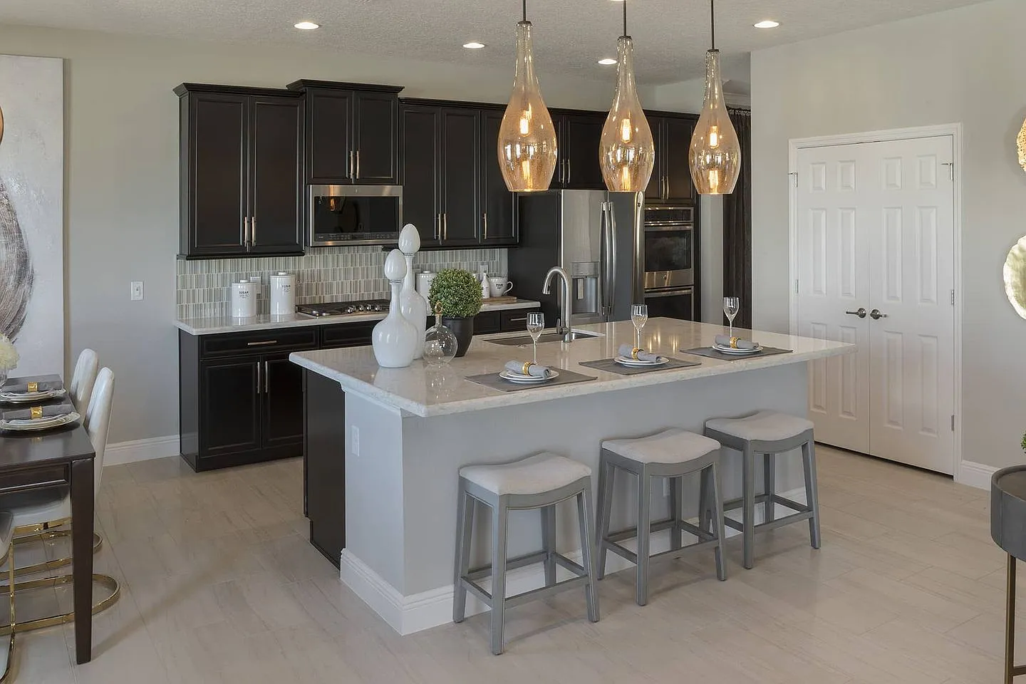 7 bed, 5.5 bath, 4690 sqft, $4,900 — Photo 2