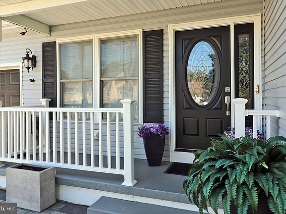 3rd image of 8 Keelson Dr