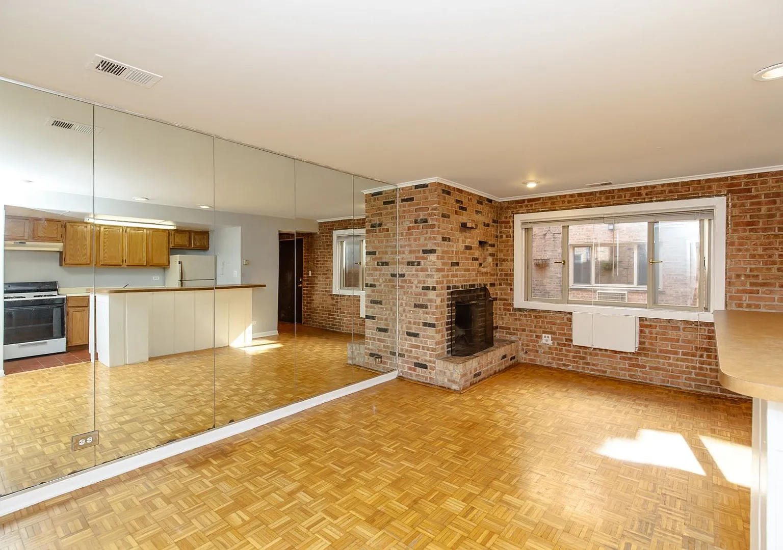 663 W Melrose Street — Photo 1