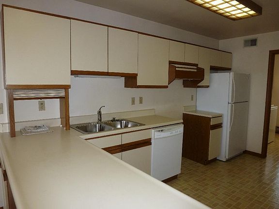3rd image of 605 Island View Dr