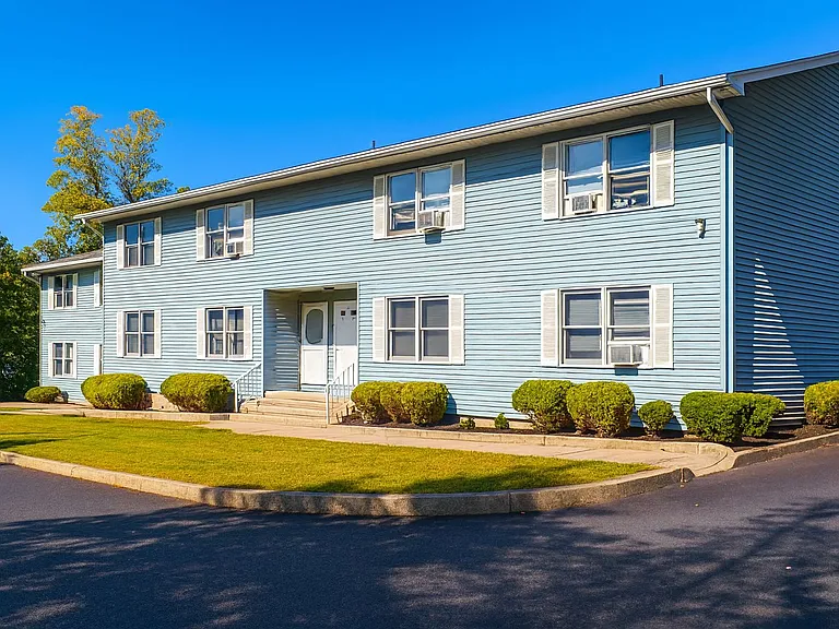 Lakeside Apartments — Photo 5