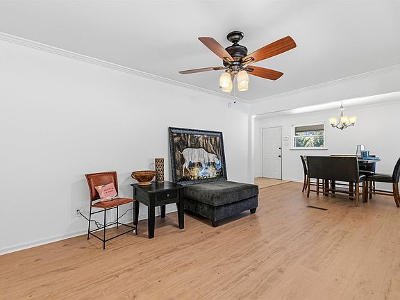 3rd image of 17 Oakwood Rd