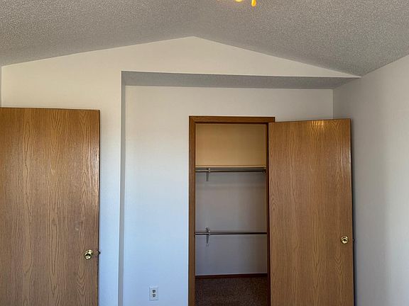 4th image of 527 Lilac Ln #6
