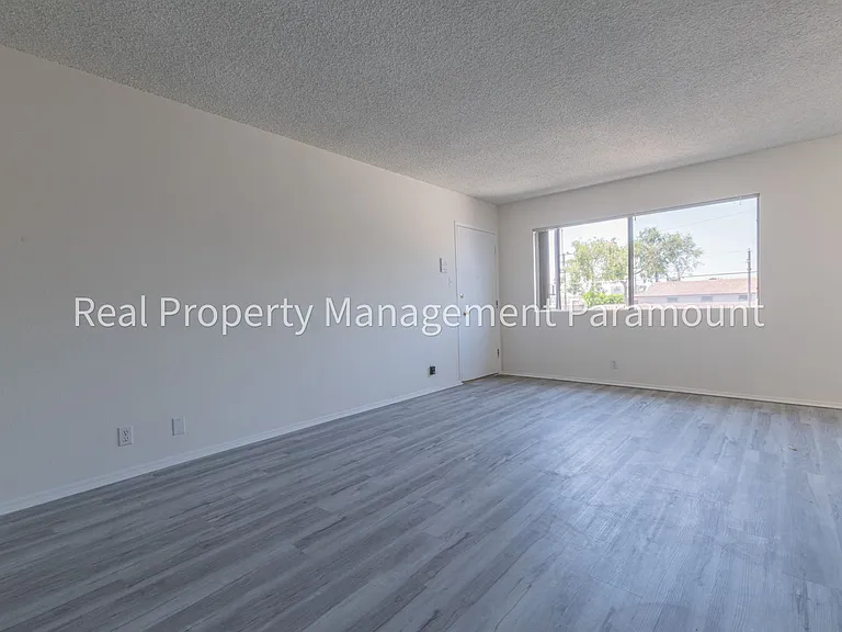 540 W Queen Street — Photo 11