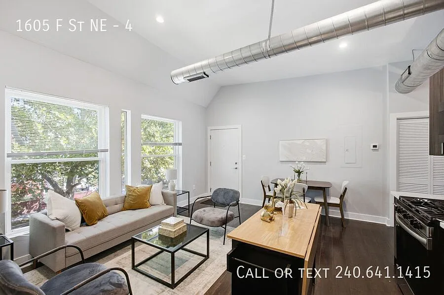 Modern Top-Floor 2 BR/1 BA Apartment with Vaulted Ceilings & Porch in Kingman Park! — Photo 2