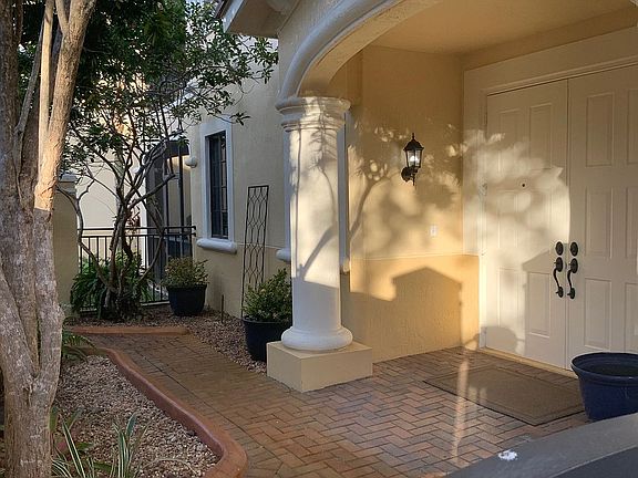 2nd image of 1550 Passion Vine Cir #251