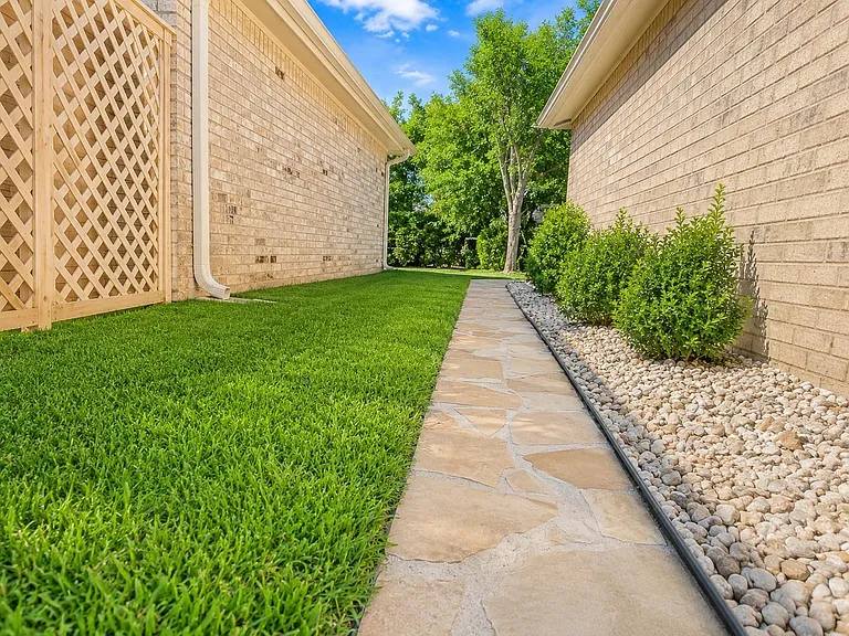 17510 Lobo Trl — Photo 14