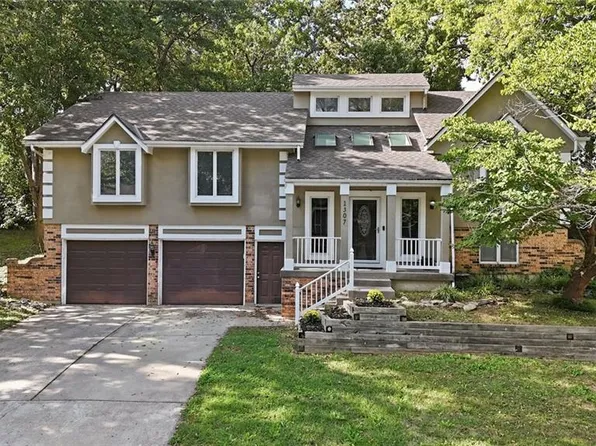 1307 SW Granite Creek Dr, Blue Springs, MO 64015