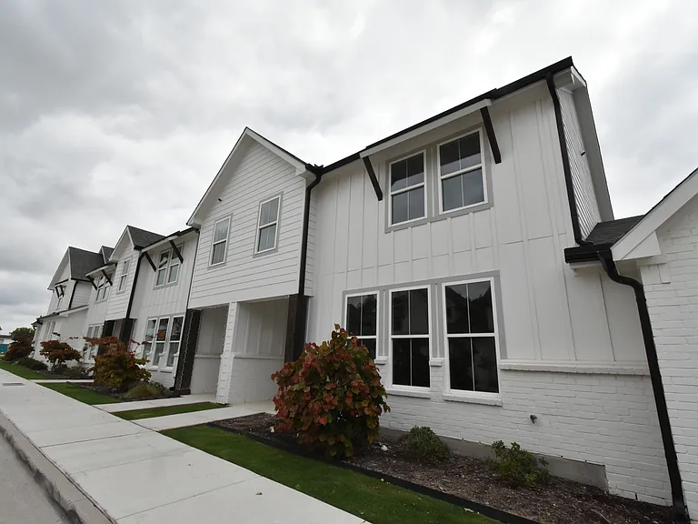 9532 Thorncrown Ln — Photo 3