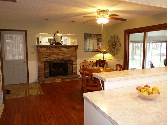 2nd image of 3200 Vista Dr
