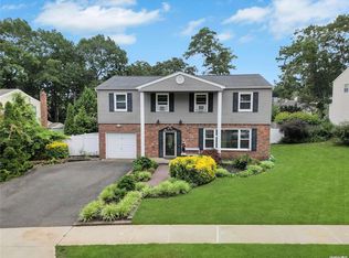 12 Spruceton St, Selden, NY 11784