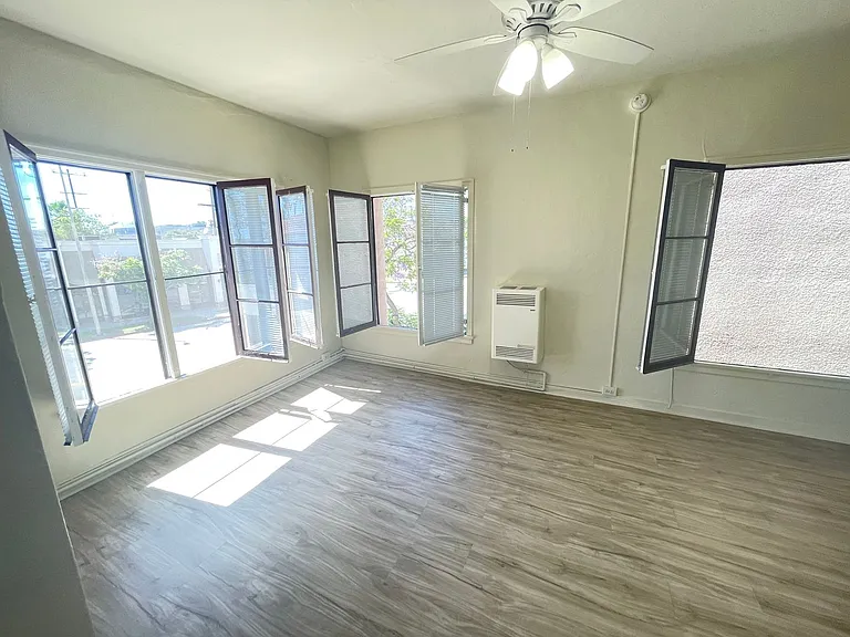 410 S Glendale Ave — Photo 7