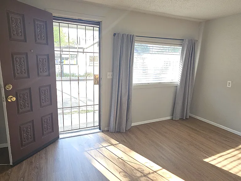 412 S San Francisco St — Photo 4