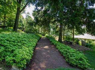 99 Skyline Dr, Highland Mills, NY 10930