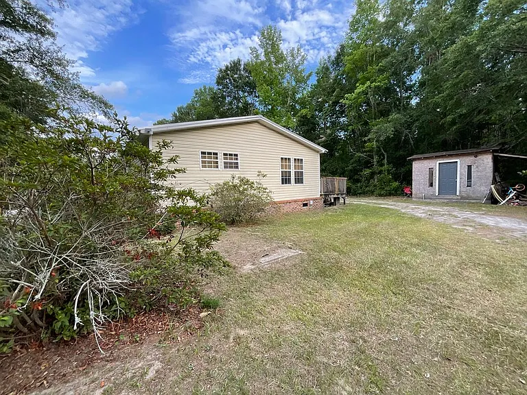 109 Edmond Ln — Photo 2