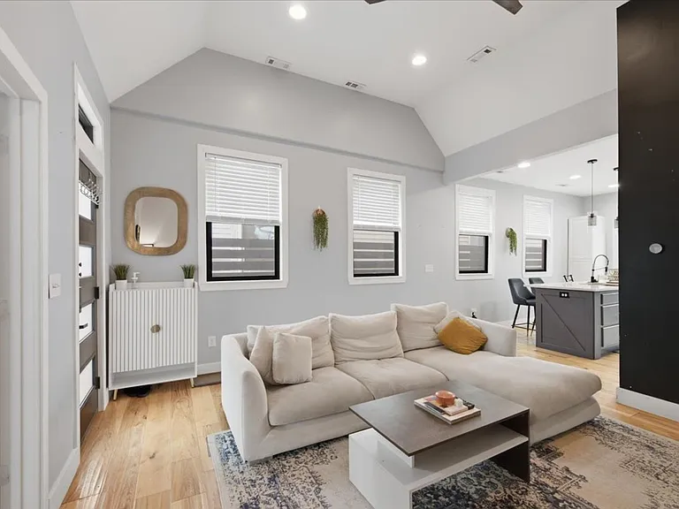 1605 English Ave — Photo 3