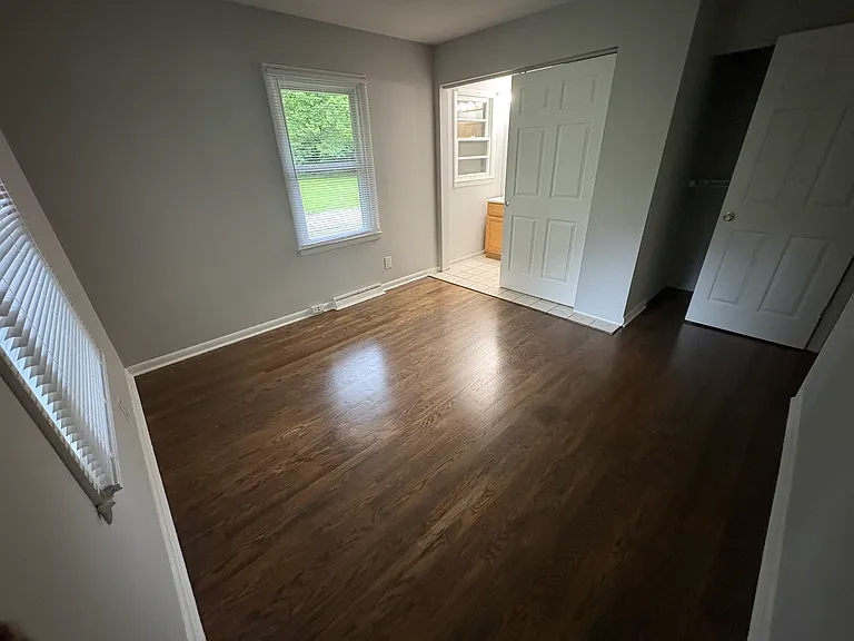 6728 N Oxford St — Photo 4