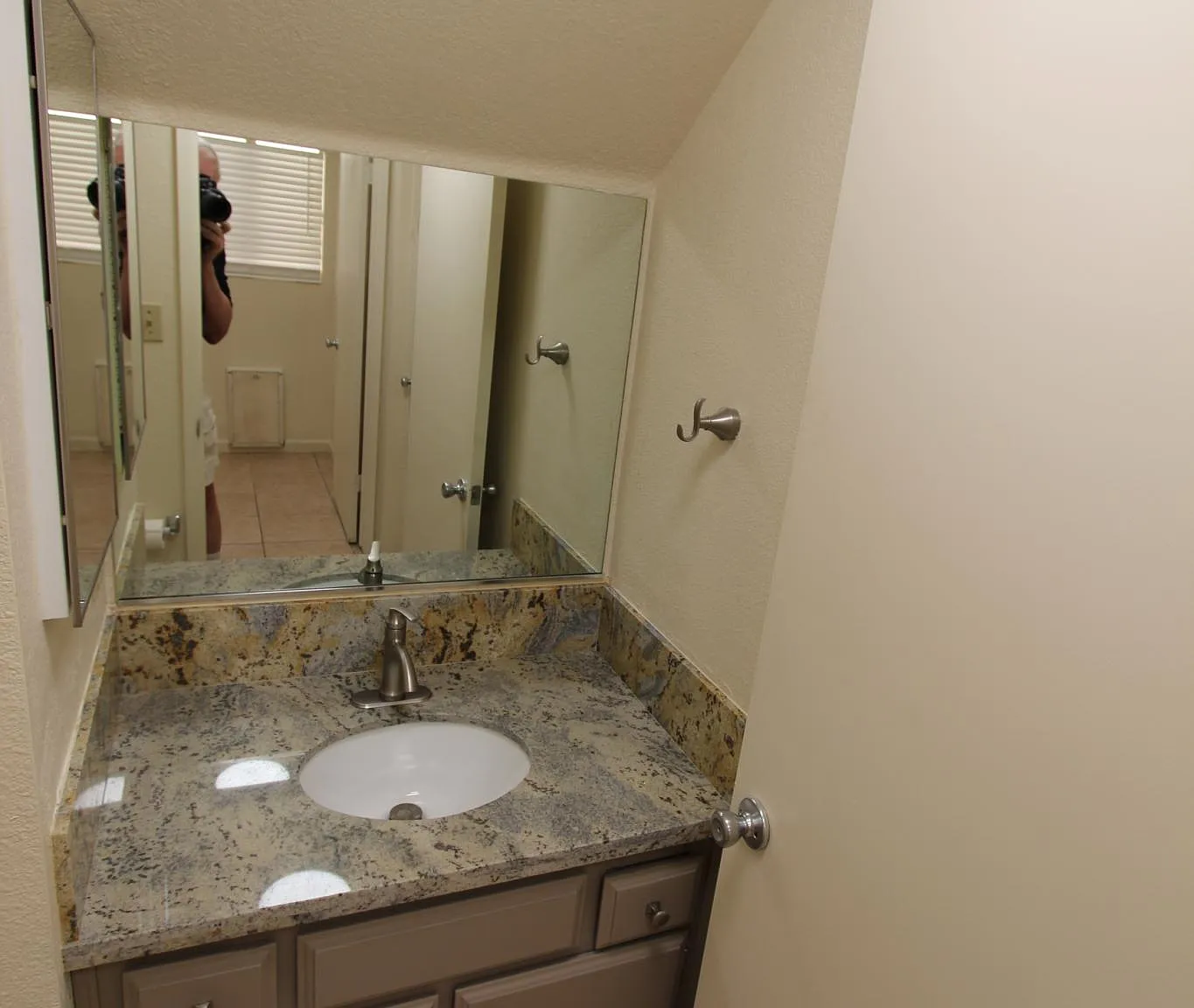 4 bed, 1907 sqft, $2,700 — Photo 2