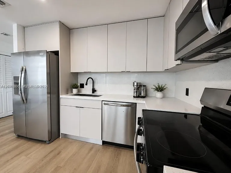 300 S Biscayne Blvd #T-1503 — Photo 3