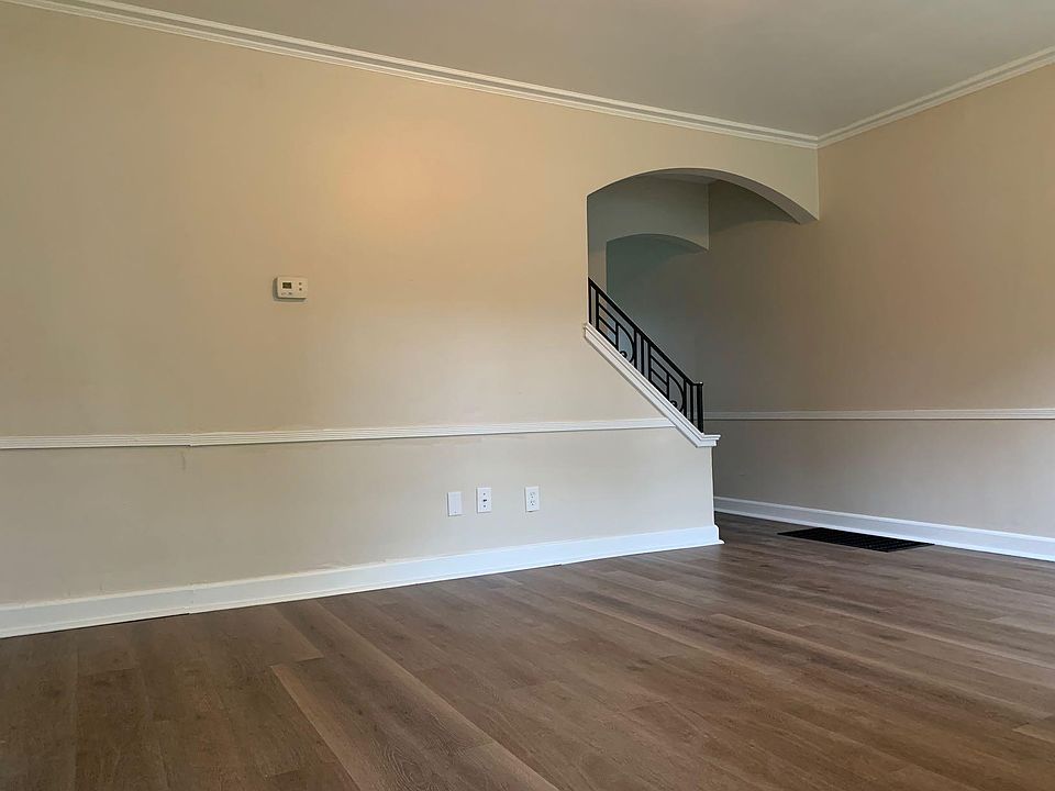 1st image of 876 Northwest Blvd