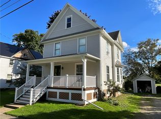 18 Lake Ave, Lyndonville, NY 14098