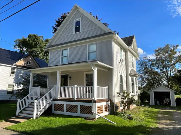 18 Lake Ave, Lyndonville, NY 14098