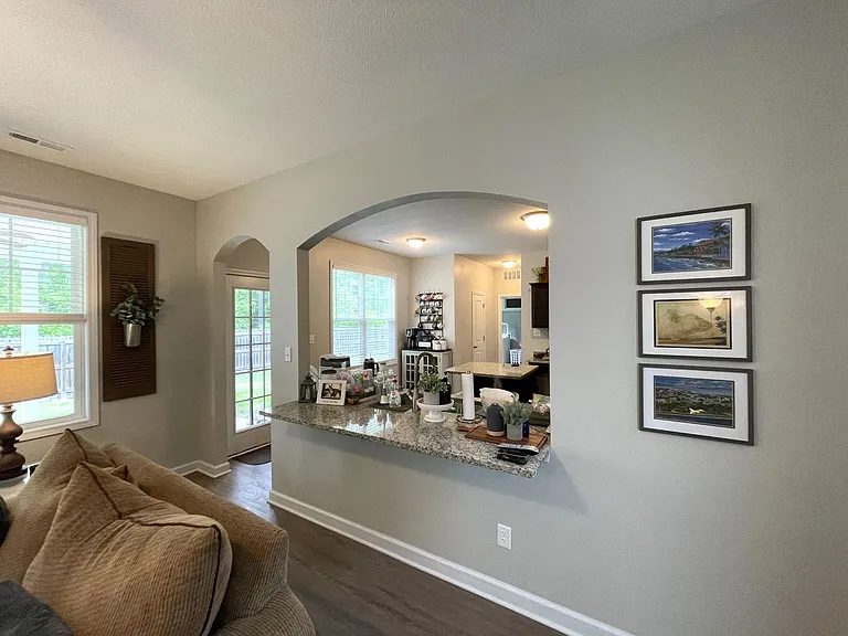 211 Seneca Ct — Photo 6