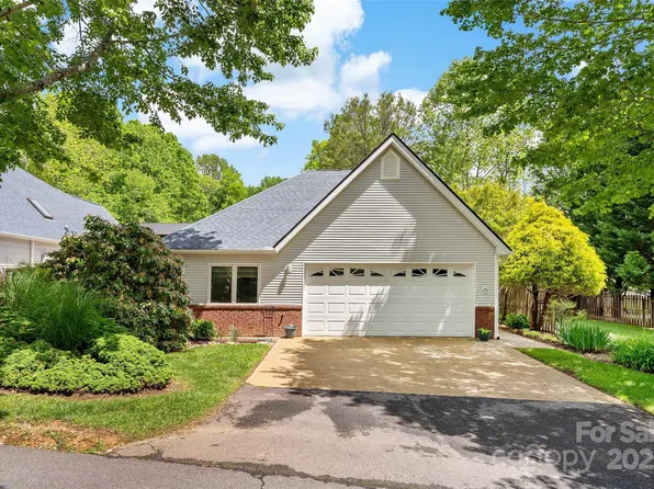 25 Village Pkwy, Black Mountain, NC 28711