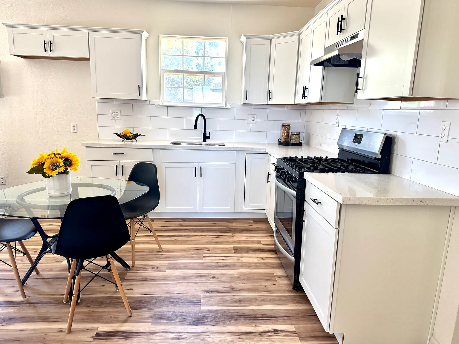 3 bed, 766 sqft, $1,995 — Photo 4