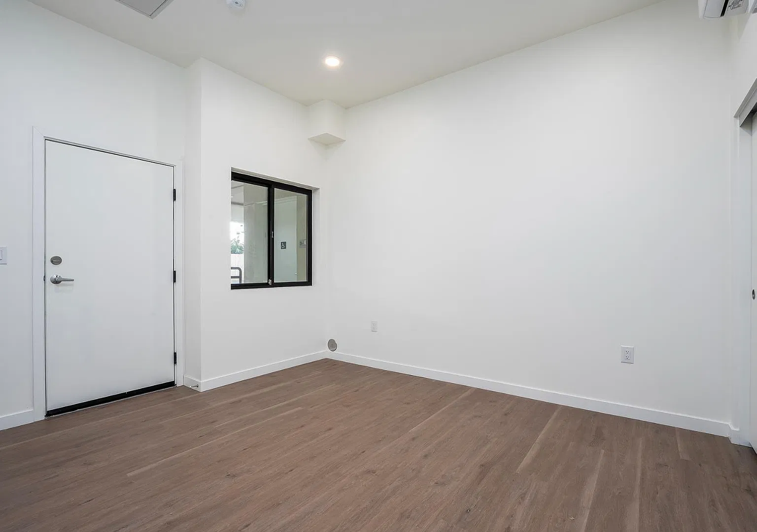 1815 La Siesta Way - 102 — Photo 4