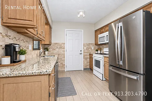 Classic Ranch w/Double Garage #9420 — Photo 4