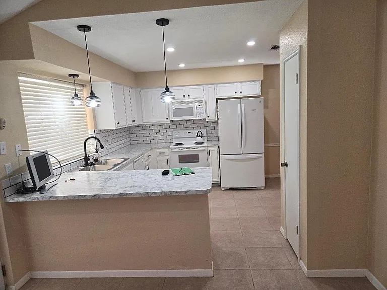 7911 Southmeadow Dr — Photo 5