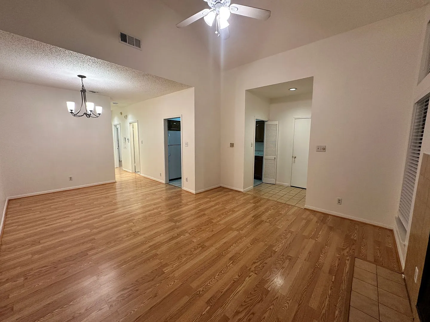 Ut Pre Lease: West Campus 2bd / 2ba Cathedral Ceilings, Huge Windows, Good Roommate Floor-Plan — Photo 4