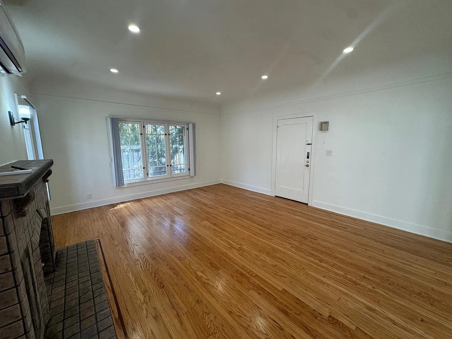 2 bed, 1200 sqft, $3,900 — Photo 3