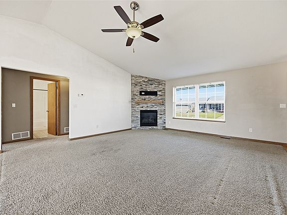2nd image of 200 S Hillcrest Cir