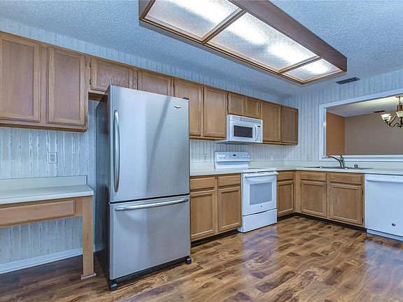 3rd image of 3201 Valley Oaks Dr #3201