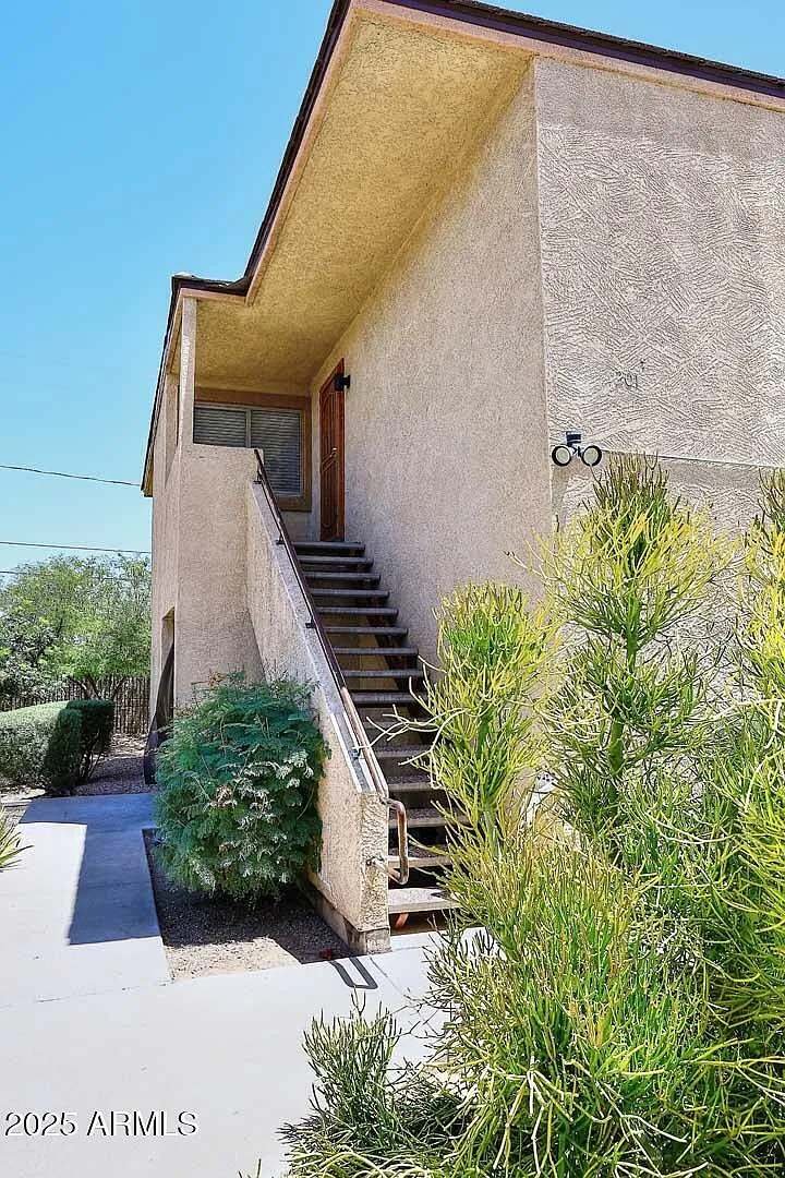 3 bed, 2.0 bath, 1000 sqft, $1,500 — Photo 1