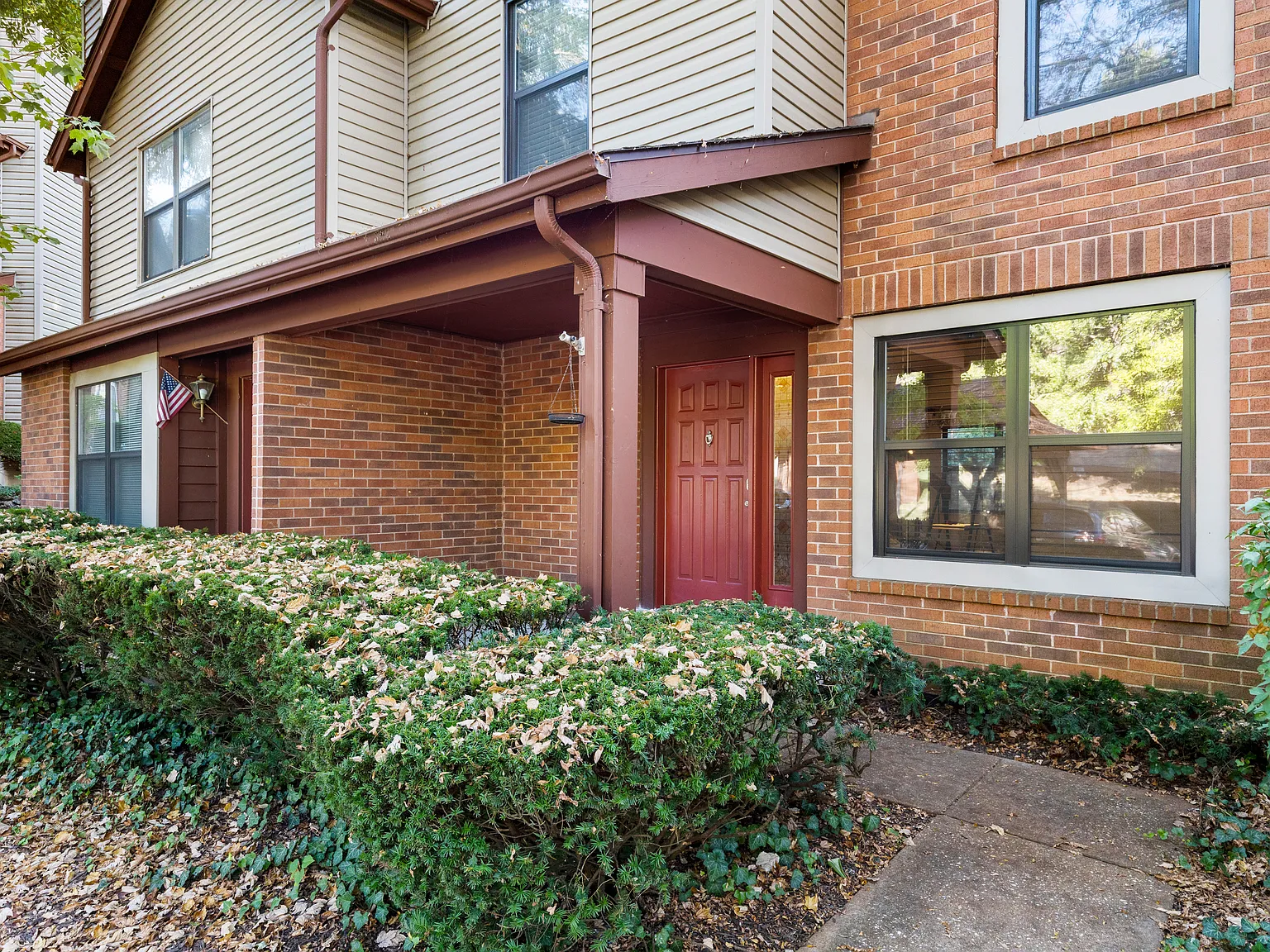 3 bed, 2.5 bath, 1370 sqft, $2,450 — Photo 3