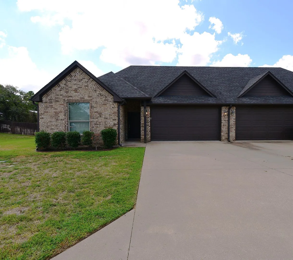 Limited Time Move-In Special: 1/2 Off One Month! Modern 3-Bedroom 2 Bath Duplex in South Tyler — Photo 2